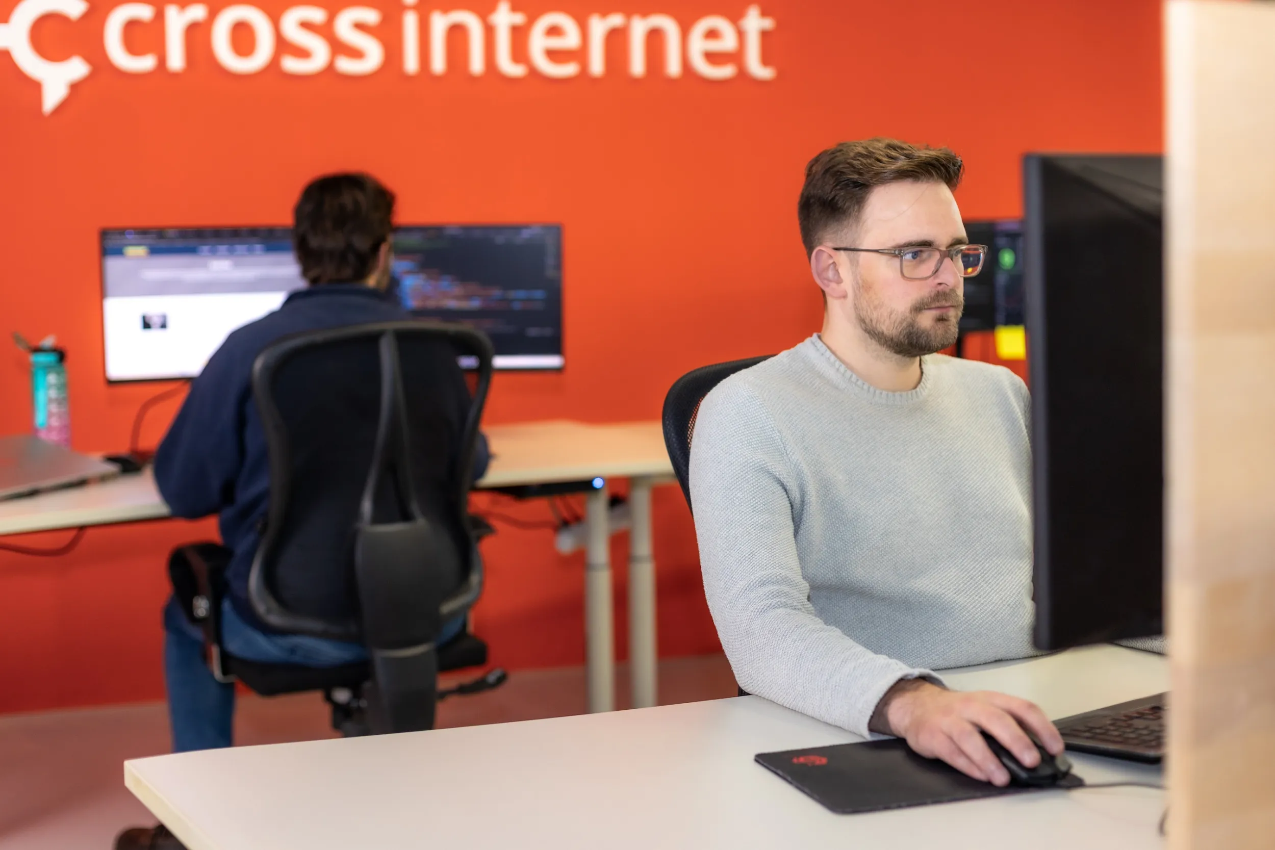 Mensen aan het werk op het kantoor van Cross Internet